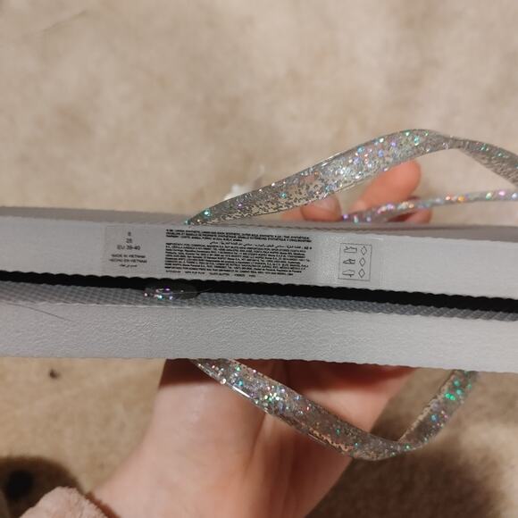 Old Navy size 8 NWOT Grey Gray Flip Flops Sparkle Summertime Cute Wedding - Picture 5 of 5